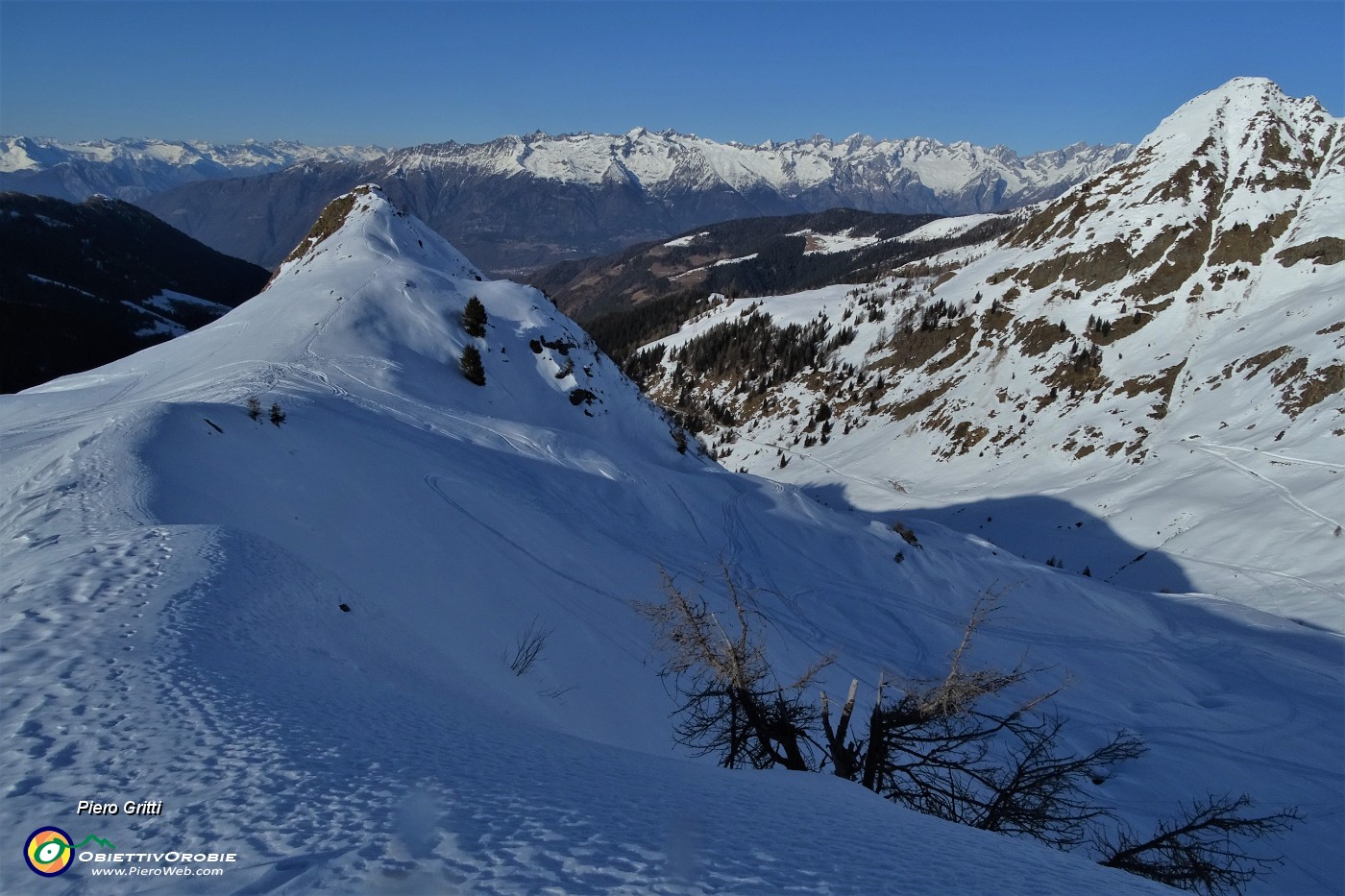 70 Dalla prima cimetta vista verso le Alpi con, a dx, il Pizzo d'Orta (2184 m).JPG